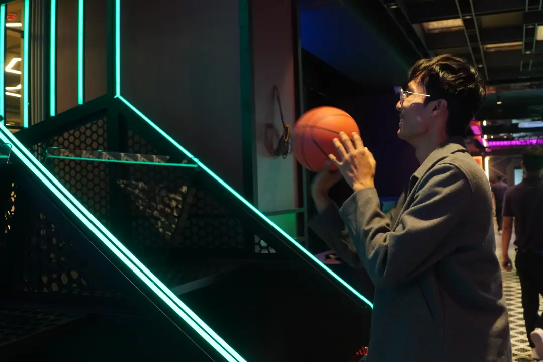 Epic Shooter arcade game with interactive guns